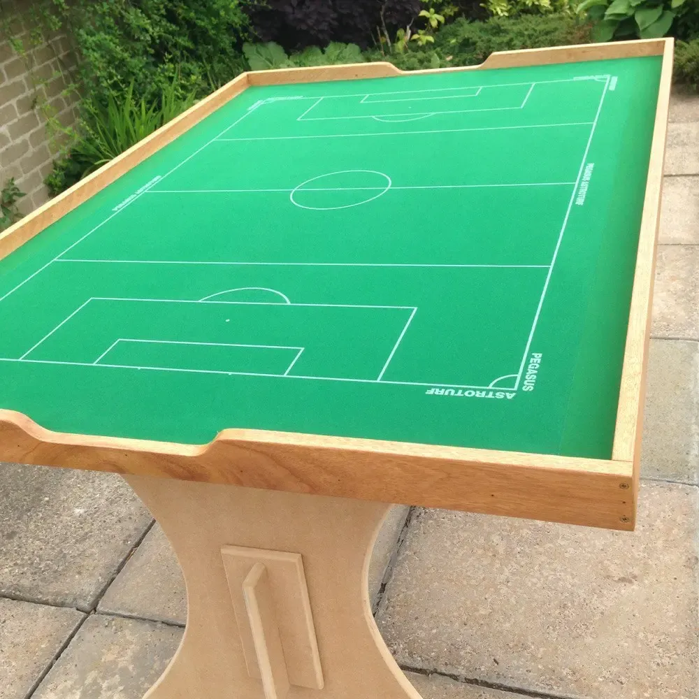 Der Klassiker im XXL-Format – führe dein Team zum Sieg auf dem grossen Subbuteo-Spielfeld